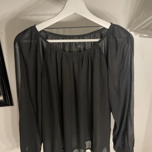 Svart blus  - Fin svart blus. Köpt begagnad. Skriv vid frågor eller mer bilder 😊