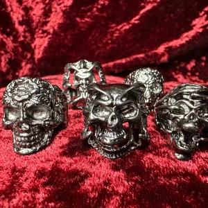 Fem nya feta dödskalleringar Ringar Dödskalle Metal Rock Punk Biker Goth Alternativ - Fem feta dödskalleringar i Gun metal black.  Olika storlekar för att passa olika fingrar. Innerdiameter 1,9-2,1 cm. Höjd 2,3-2,7 centimeter. Riktiga statementringar. Säljs som ett set.  Nya och oanvända.  Jag prutar inte.