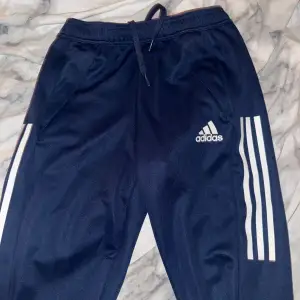 dessa adidas byxor säljs för dom inte heller kommer till användning. 💗