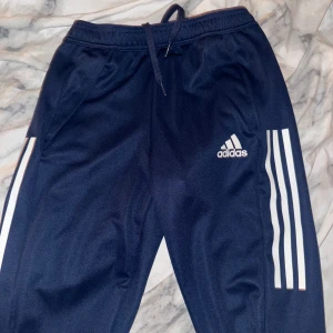 Adidas byxor - dessa adidas byxor säljs för dom inte heller kommer till användning. 💗