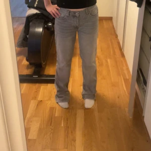 Grå jeans  - Grå jeans från lager 157 storlek M  Använda fåtal gånger  Säljer pågrund av att dem är för långa för mig, jag är 163 cm