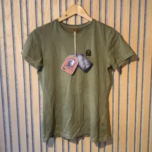 En olivgrön pjs T-shirt med prislappar kvar och tagg. Denna är köpt på jonells för 1049kr och säljes nu efter fem användningar. Denna är bekväm och varm/stilren. Kontakta mig vid frågor💯🙌🏻