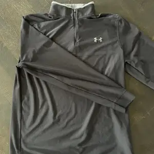 En Under Armour tröja som kan användas till ex golf i bra skick. Storlek M, nypris 799