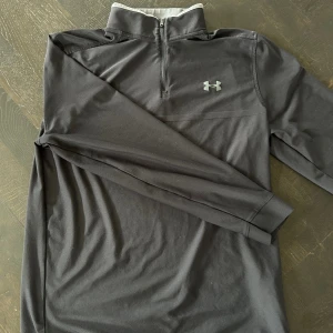 Under Armour tröja - En Under Armour tröja som kan användas till ex golf i bra skick. Storlek M, nypris 799