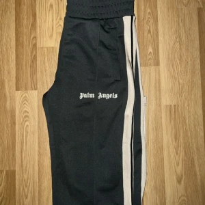 Palm angels byxor - Använda få tal gånger, riktig fint skick, inga hål eller fläckar. Färg grå, storlek M