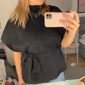 Kappahl stickad väst - Jättefin stickad väst som går att knyta i midjan 🩷