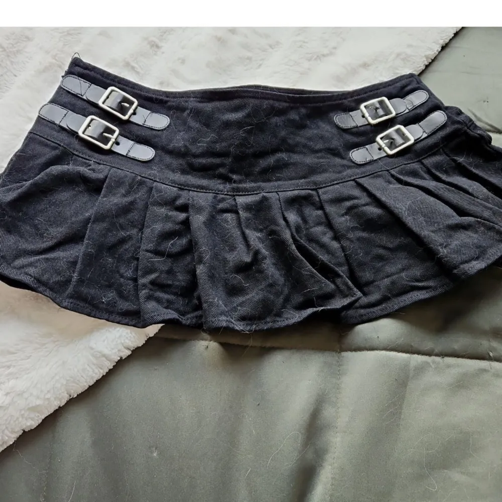 Två stycken mini skirts, fint skick, båda har inbyggda shorts under, den randiga kan man ha skärp i om man vill, dragkedja på sidan av båda, båda är strl S. . Kjolar.