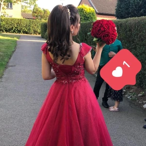 Balklänning/förlovnings klänning  - Jättefin röd balklänning som använts endast två gånger och om det önskas fler bilder så är det bara att höra av sig. Passar både storlek 34 och 36🤗