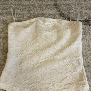 Tubetopp  - Vit tubetopp från shein i storlek S som är i perfekt skick och är bara använd några gånger