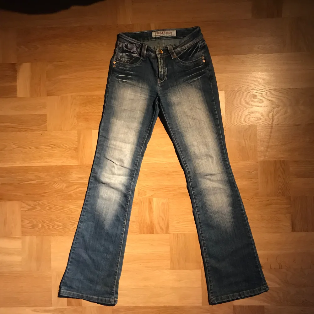 jätte söta bootcut jeans med detaljer på fickorna! Har tyvärr inga bilder hur dem sitter på på grund av att dem är något för små för mig i midjan.  Jag är ungefär 166cm lång och dem är bra i längden på mig!💕. Jeans & Byxor.