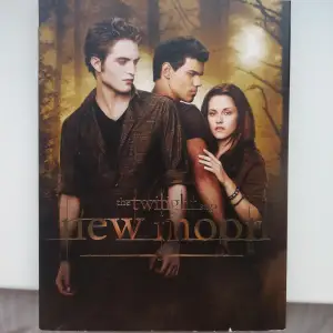 En special edition DVD från Twilight New Moon.  Super fint skick🌟 Skriv gärna om du har frågor, priset kan diskuteras! 💕 Kan skicka redan 2/4! 