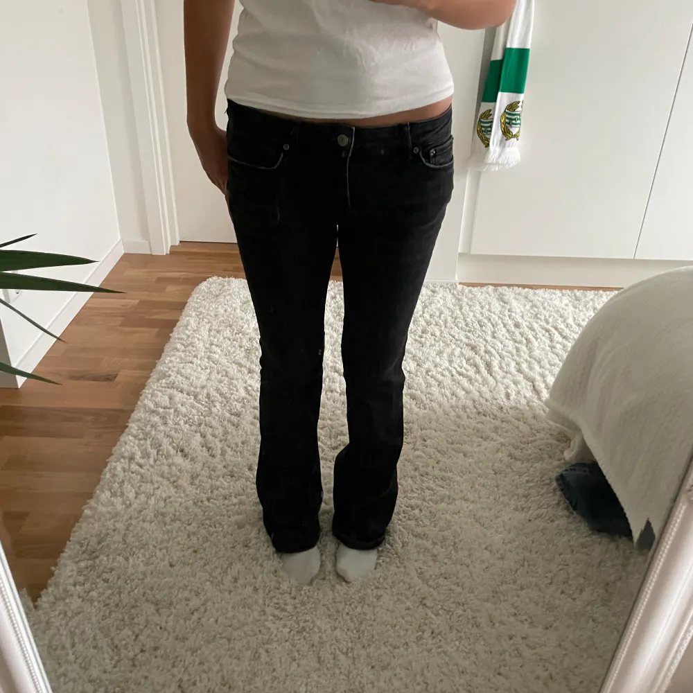 Svarta jeans från Zara, jag brukar ha 27/32 eller 26/30 och dem passar på mig. Skriv till mig om du är intresserad💕. Jeans & Byxor.