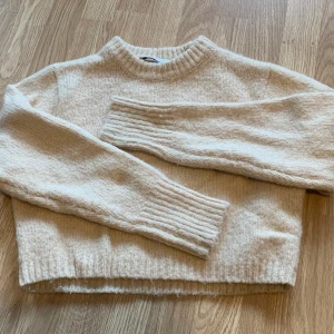 White Zara Sweater - lite croppad tröja från zara i bra skick. kan skicka mer bilder om du vill! annars gor bra att trycka på ”kop nu” :)