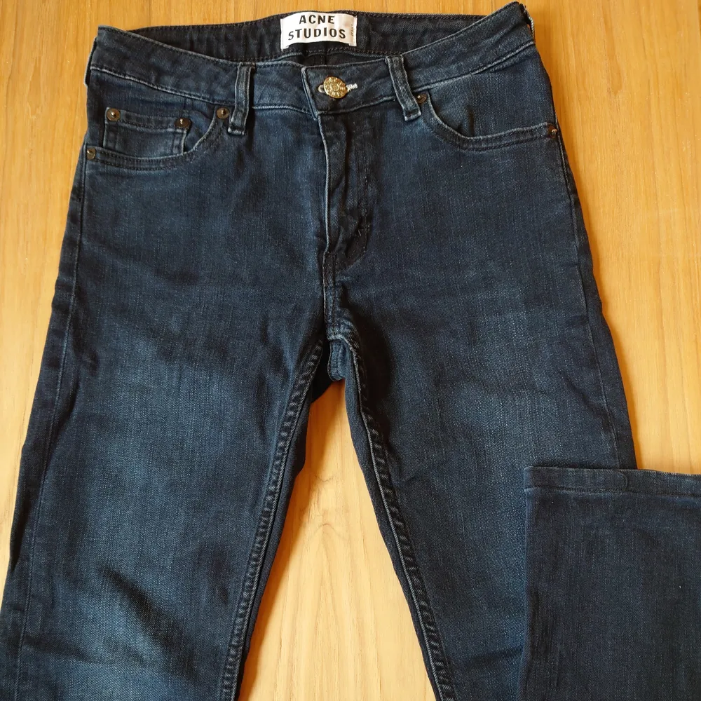 Acne Studios jeans, blåsvarta. Modell: 