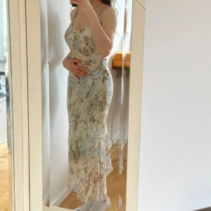 Klänning  - Jag är 163. Har sytt in i midjan för att den ska sitta tajtare. Skuren  asymmetriskt