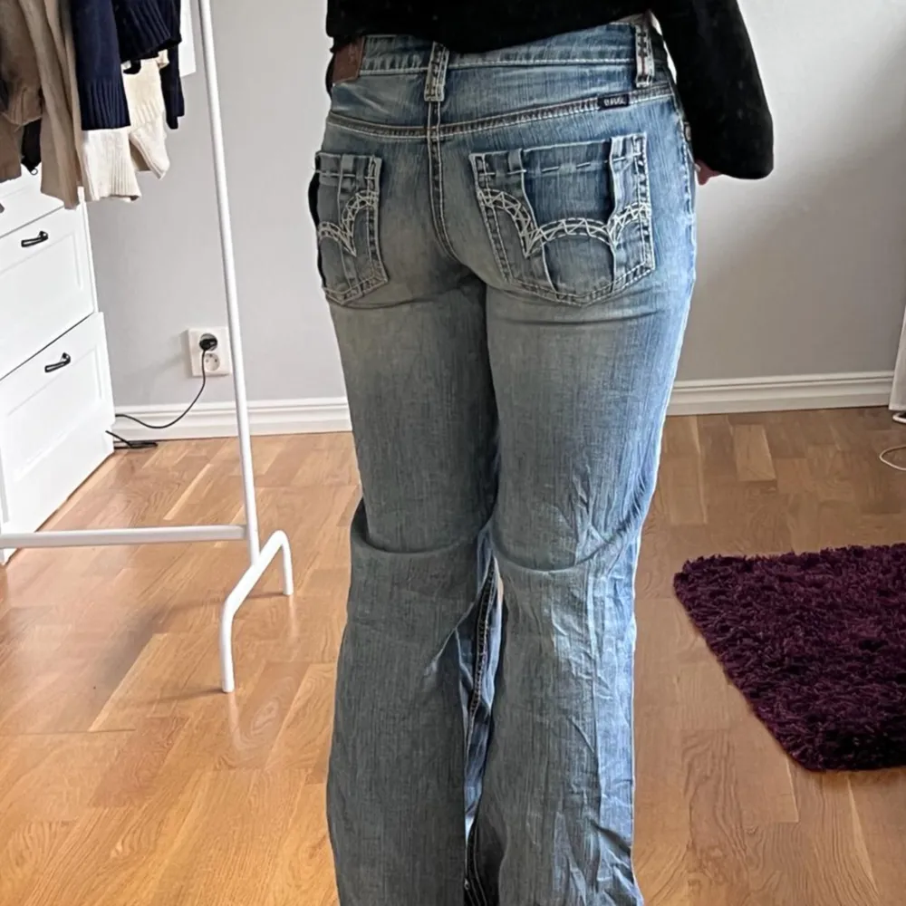 Ljusblåa Bootcut Jeans i Lowrise modell💗. Innerbensmått är 81 cm och midjemått 36 cm. Byxorna är lite smutsiga och fransiga längst ner på byxbenen. Modellen är 158cm✨️ Frågor och funderingar är varmt välkomna😇    S2 111. Jeans & Byxor.