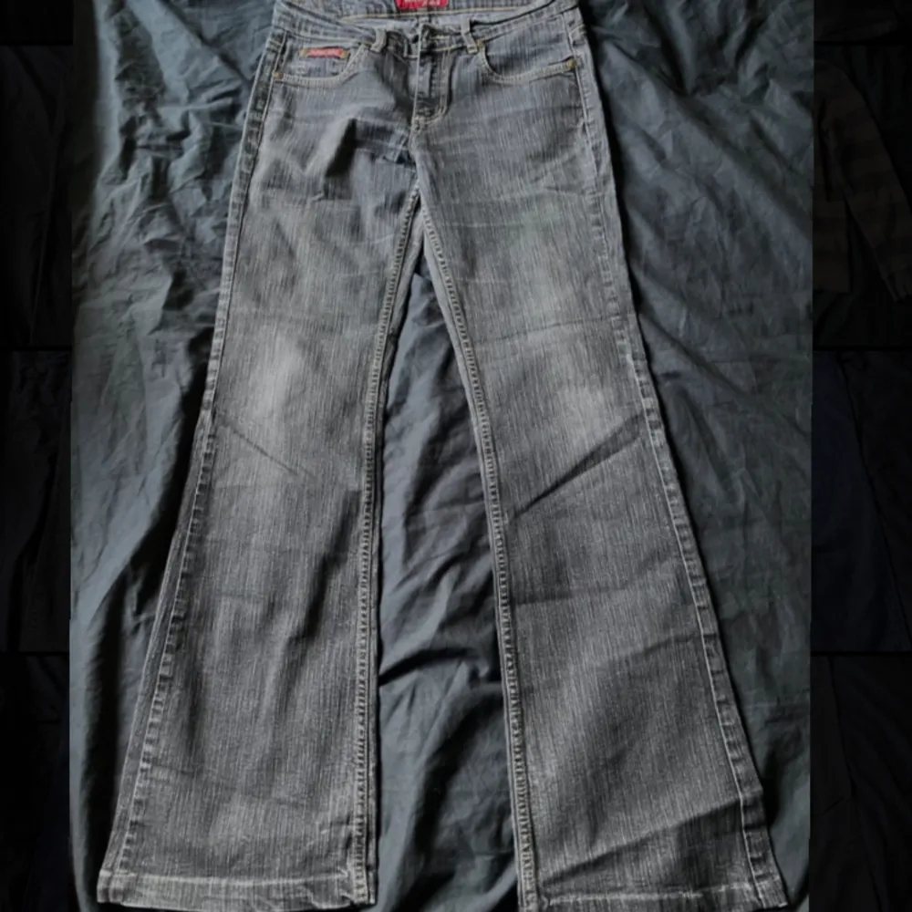 Söta jeans midjemått tvärs över 36cm benöppning 23cm ytterben 100 och innerben 76. Svarar gärna på frågor. . Jeans & Byxor.