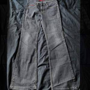 Söta jeans midjemått tvärs över 36cm benöppning 23cm ytterben 100 och innerben 76. Svarar gärna på frågor. 
