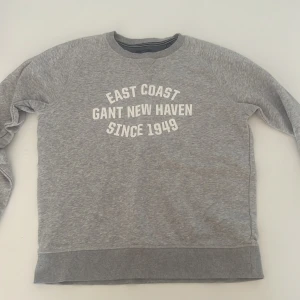 Gant Tröja - Rensar garderoben och hittade den fina tröja som knappt är använd! Finns inga fläckar eller hål på tröjan (nyskick)  Pris kan diskuteras!😁 Passar mellan 165-175c😁