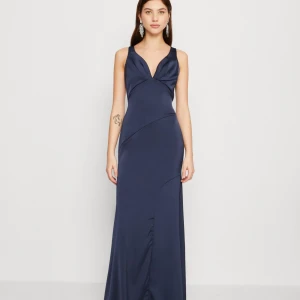 Balklänning  - Superfin balklänning som jag ändats använt 1 gång💘Klänningen är uppsydd av en sömmerska så att den passar folk som är runt 163 cm💕Skulle säga att den passar som en storlek S💓