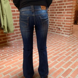 Low waist bootcut jeans - Helt nya med pris lapp!🩷 Det är bara att skriva om du vill ha fler bilder eller undrar något! Jag svara snabbt 🥰 Skulle säga att de är i storlek 34 Innerbenslängd:73cm Totala längd:97cm Midjemått:33/34cm 