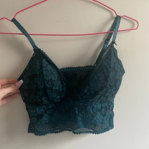 Topp - Grön spets topp/bh. Oklar storlek men passar S och M. Katt finns i hemmet. 