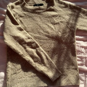 Stickad tröja - Säljer denhär beiga stickade tröjan från vero moda. Storlek S men passar mig som har XS. Noppig på armarna men annars bra skick. Säljer denhär och en grå tillsammans för bättre pris. Hör av dig för frågor🩷