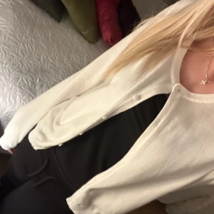 Kofta - Jätte fin vit kofta som är använd några fåtal gånger men jätte fint skick💗