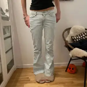Intressekoll på mina lågmidjade bootcut Levis jeans. Färgen e skit snygg😍Midjemått 36 cm rakt över. 