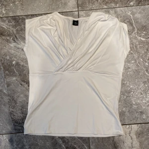 Topp  - En jättefin vit topp. Säljs pga garderobrensning. Kika gärna på mina andra annonser, säljer mycket:) 