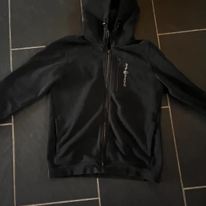 Sail racing zip up - Tjena, säljer denna fina Sail racing zip up för att den inte används längre, skicket är 7/10 den är i perfekt skick förutom att dragskedjan är borta på bröstet (som du kan se på bild 2)  Ingenting som förstör tröjan förutom att det inte går att öppna