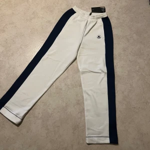 Bo and Tee joggers - Bo + tee joggers wide mjukis byxor, nya och oanvända orginal pris 600kr 