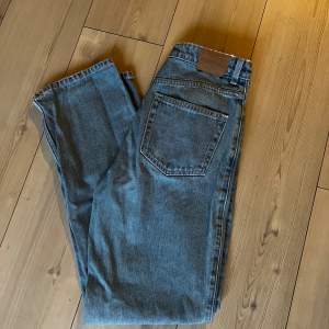 Superfina jeans ifrån weekday. Helt oanvända och köpta för 500kr storlek 26/30