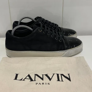 Lanvin skor  - Hej! Säljer nu dessa super snygga lanvin skor. Skorna är i okej skick 6/10(se bild 3) Med skorna medföljer dustbag 