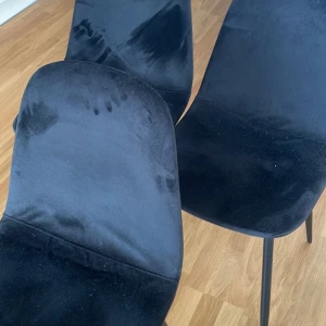 3 svarta stolar från Ellos  - 3 stolar från ellos. Mått på stol: Bredd 44 cm, höjd 88 cm, djup.   Pris går att diskuteras 
