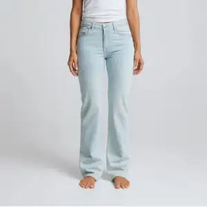 Low waist / lågmidjade raka jeans från BikBok Storlek 28/32 - passar olika storlekar beroende på hur man vill att de sitter. Nypris 699kr Använda fåtal gånger