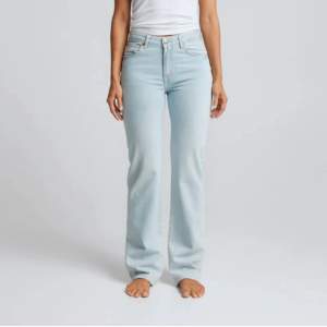 Low waist / lågmidjade raka jeans från BikBok Storlek 28/32 - passar olika storlekar beroende på hur man vill att de sitter. Nypris 699kr Använda fåtal gånger