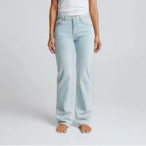 Straight Jeans - Low waist / lågmidjade raka jeans från BikBok Storlek 28/32 - passar olika storlekar beroende på hur man vill att de sitter. Nypris 699kr Använda fåtal gånger