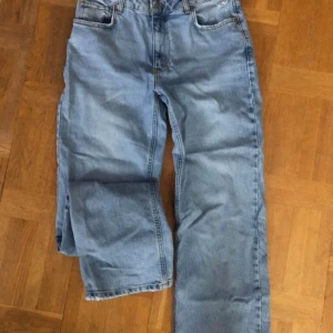 Bik Bok Mid Wide jeans storlek 28/34 - Jättefint skick, storlek ofta slutsåld i butik.