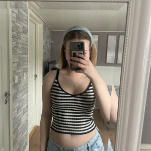 Randigt linne - Randigt linne från Pull&Bear. Köpt 2021 men använd 3/4 gånger. Säljer för att den inte passar min stil längre! Inga defekter 