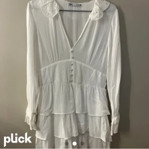 Zara vit klänning  - Jättefin och använd fåtals gånger, är lite mindre i storlek så passar för xs/s. Hittade en bättre klänning att ha och säljer därför detta.