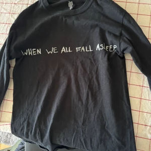 Billie Eilish tröja - Långärmad, fint skick! Köparen betalar frakt. Stl S.