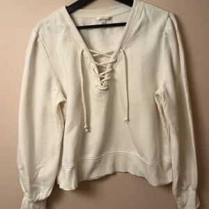 Sweatshirt  - Så fin tröja från hm med populär knytning i fram🥰😍storlek M men passar S/XS