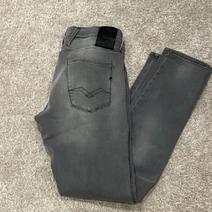 Replay jeans - Feta gråa replay jeans modell hyperflex anbass i toppskick 💯💯 Storlek: 29/31 pris:549kr skick:9/10