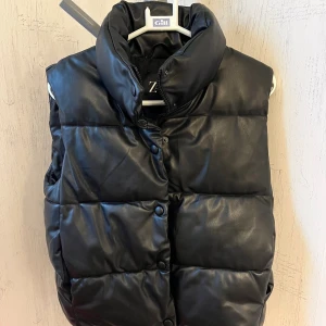 Väst från zara  - Bra skick, använd fåtal gånger. köpt för ca 2 år sen.