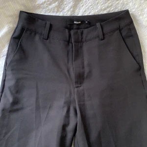 Kostymbyxor - Vilma kostymbyxor från Bikbok. Sparsamt använda och inga defekter. Strl 36🤍