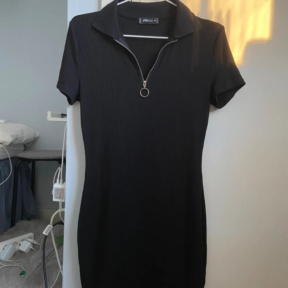 En svart medellång/ganska kort klänning ❤️inga tecken på använd och väldigt skönt mjukt material . Klänningar.