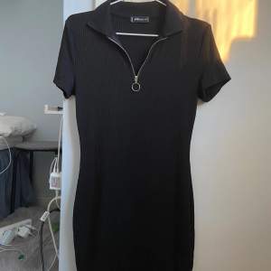 En svart medellång/ganska kort klänning ❤️inga tecken på använd och väldigt skönt mjukt material 