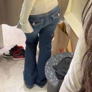 Säljer dessa lågmidjade bootcut jeans i nyskick. De har snygga fickor och sitter super bra! Lite långa på mig som är 164 för referens❤️ Liknar true religion! skriv om du har frågor eller fill ha mått/fler bilder.