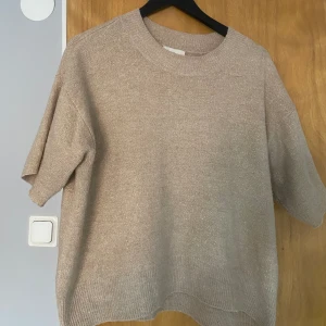 stickad trekvartströja  - stickad glittrig trekvartströja✨✨✨har klippt den själv vilket gör den unik! bra skick och sparsamt använd🙌🏼🙌🏼🙌🏼